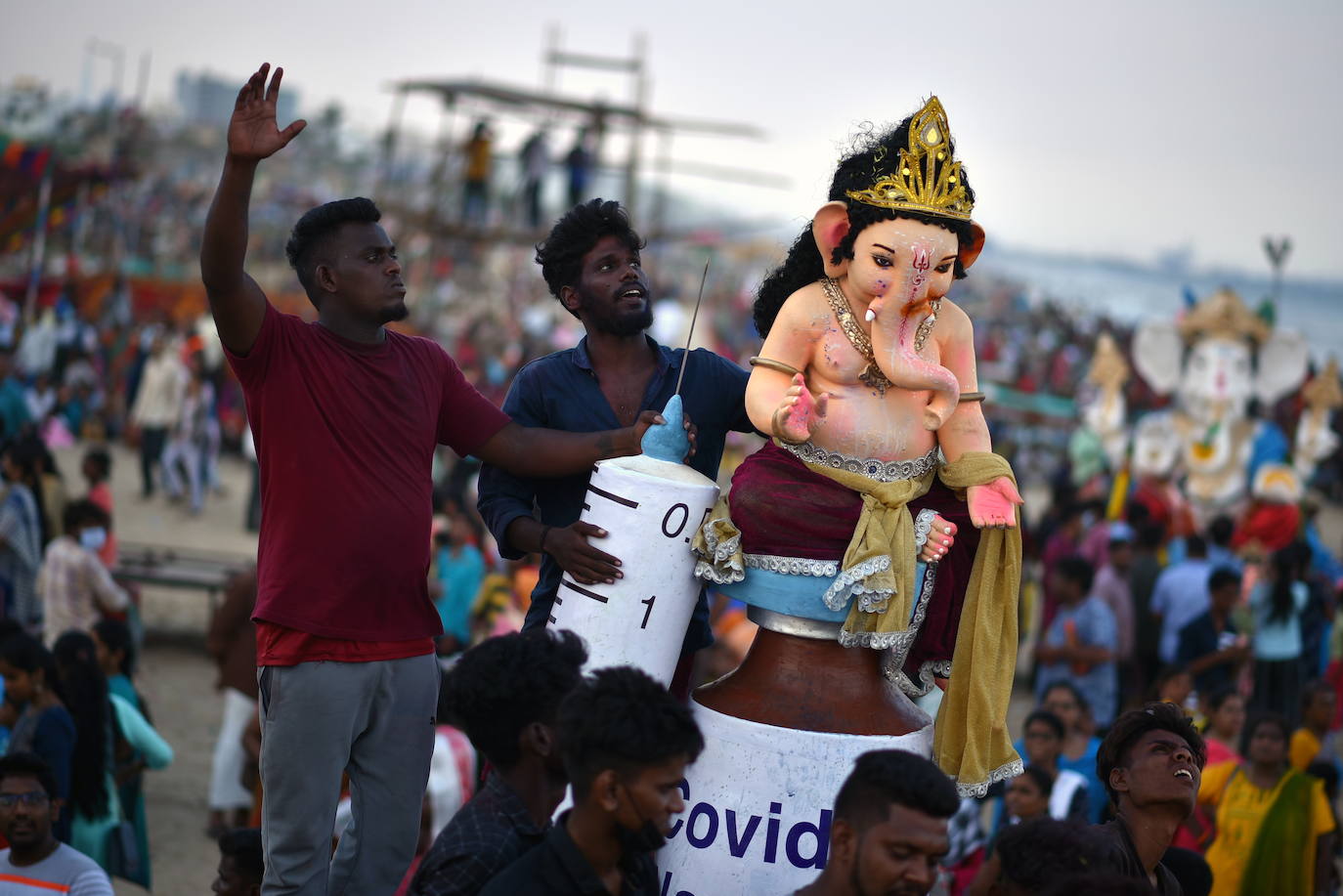 Fotos: ¡Al agua Ganesh!