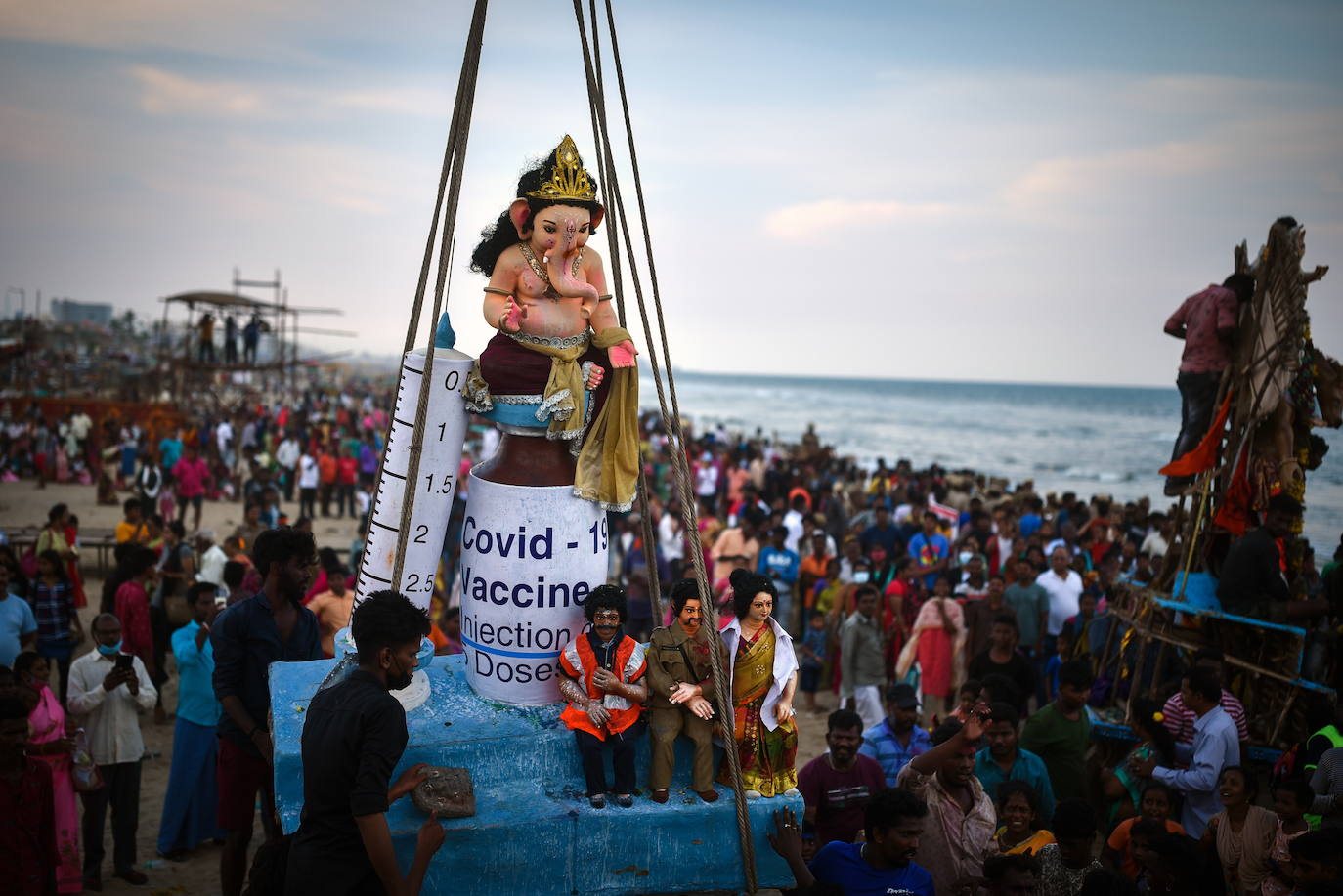 Fotos: ¡Al agua Ganesh!