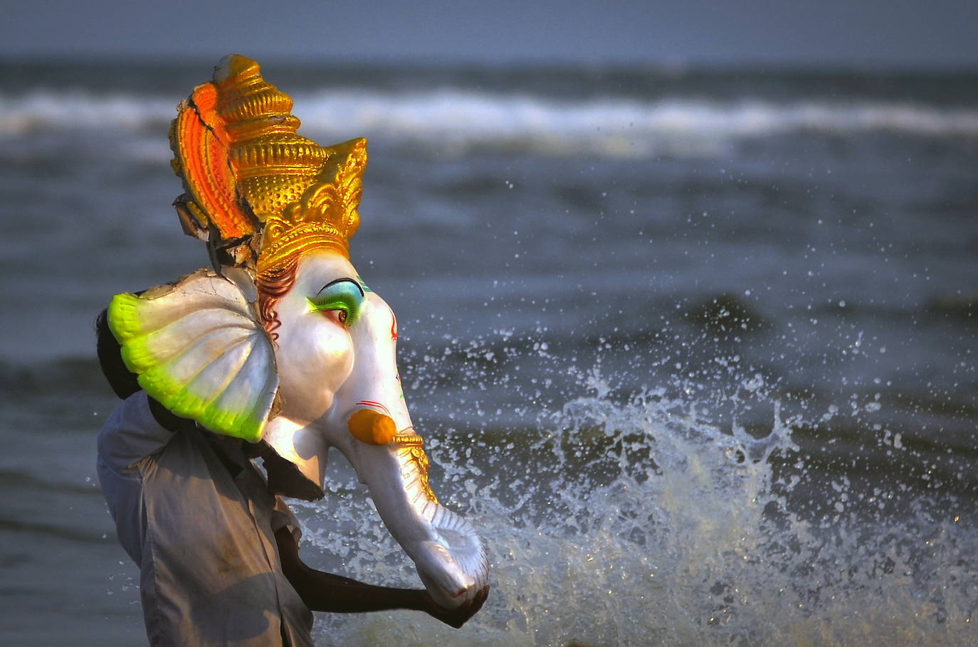 Fotos: ¡Al agua Ganesh!