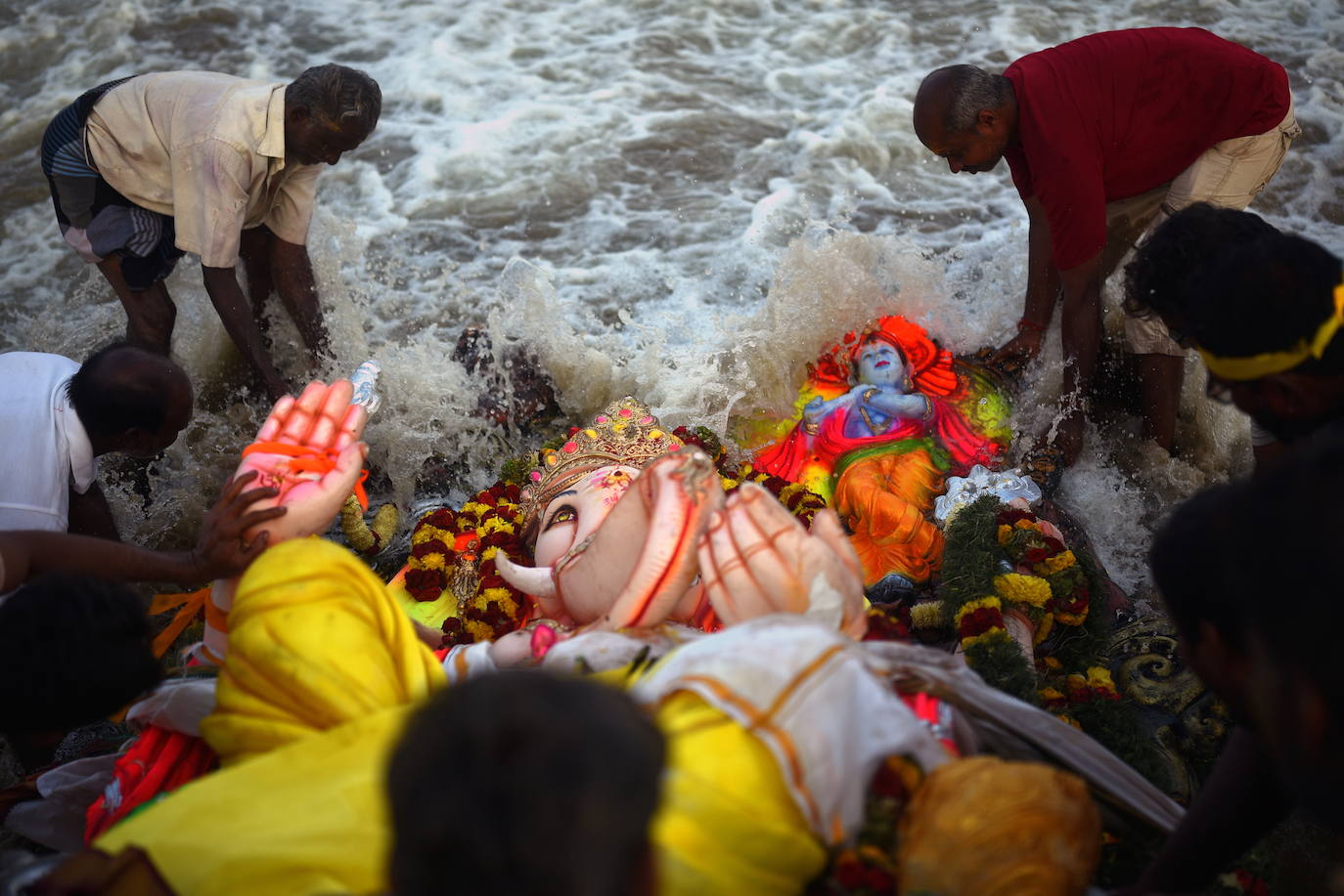 Fotos: ¡Al agua Ganesh!