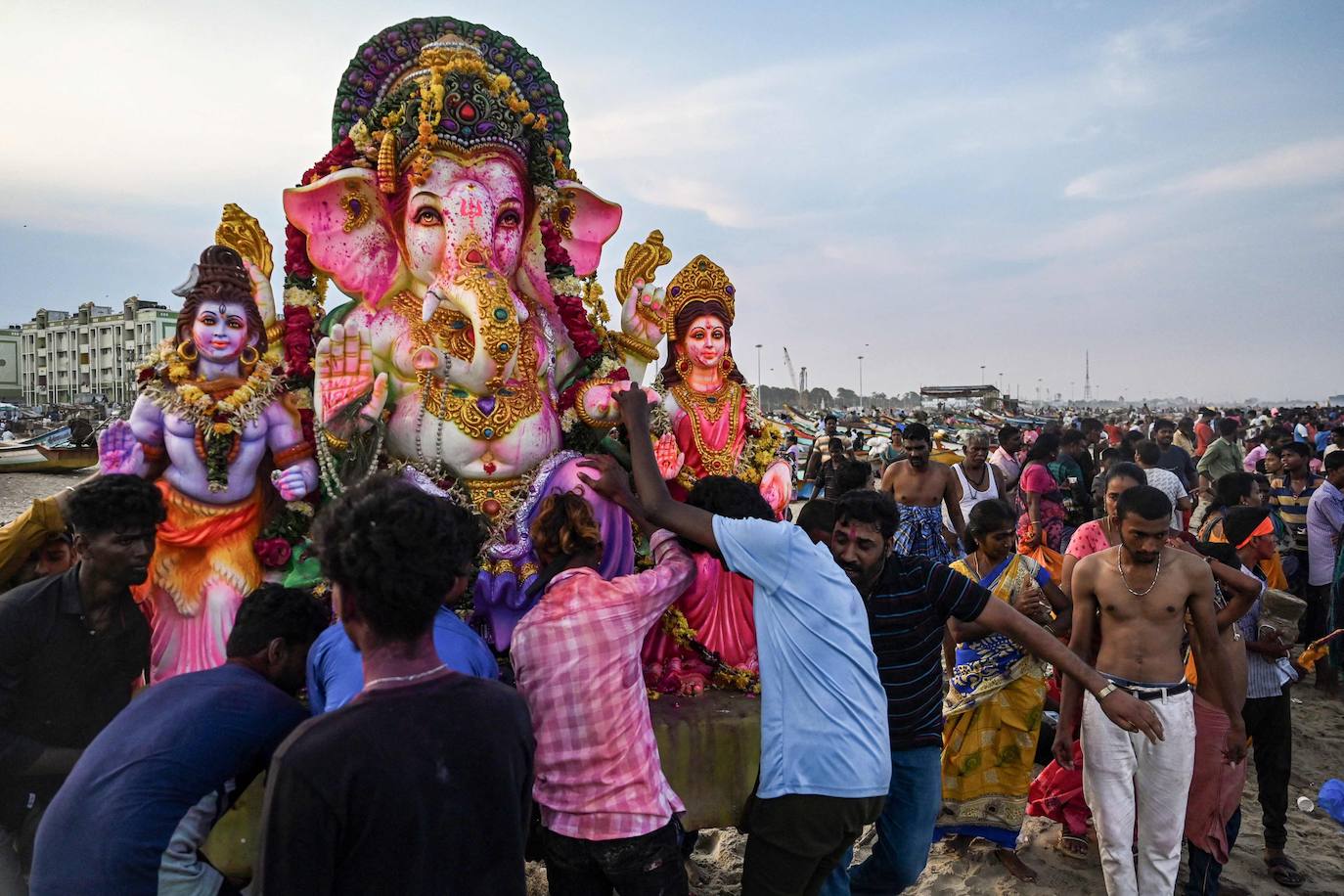 Fotos: ¡Al agua Ganesh!