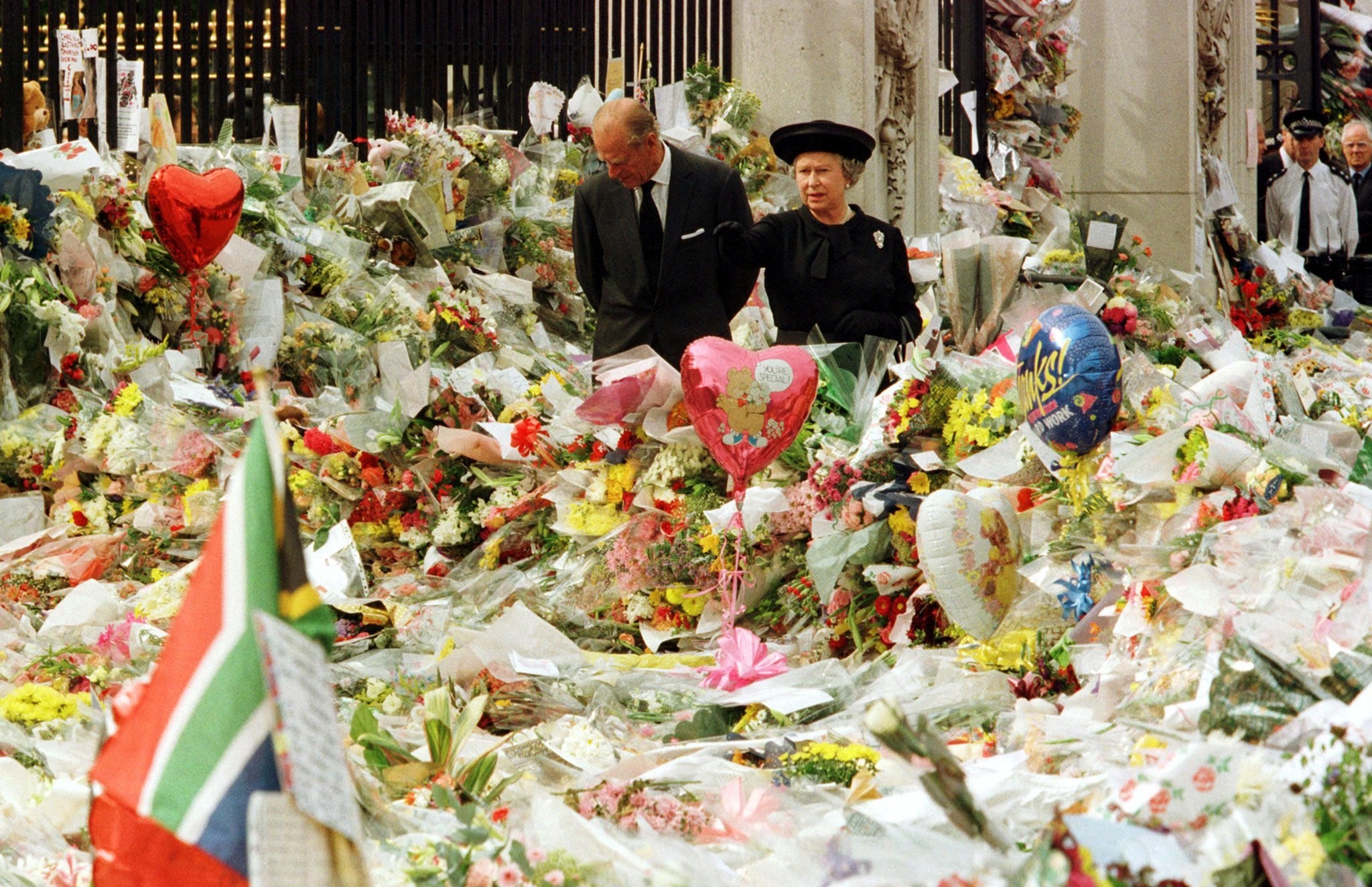 La reina y el duque de Edimburgo, Felipe, contemplan la ofrenda floral situada a las afueras del Palacio de Buckingham por la muerte de Lady Di, el 5 de septiembre de 1997.