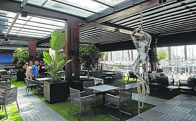 Trabajadores, ultimando ayer los preparativos en la cervecería Levante de Alviento. 