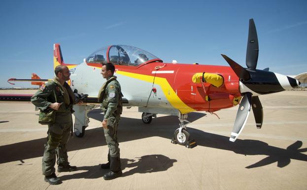 Dos pilotos de la AGA junto al nuevo avión de entrenamiento PC-21 Pilatus, este jueves, en San Javier.