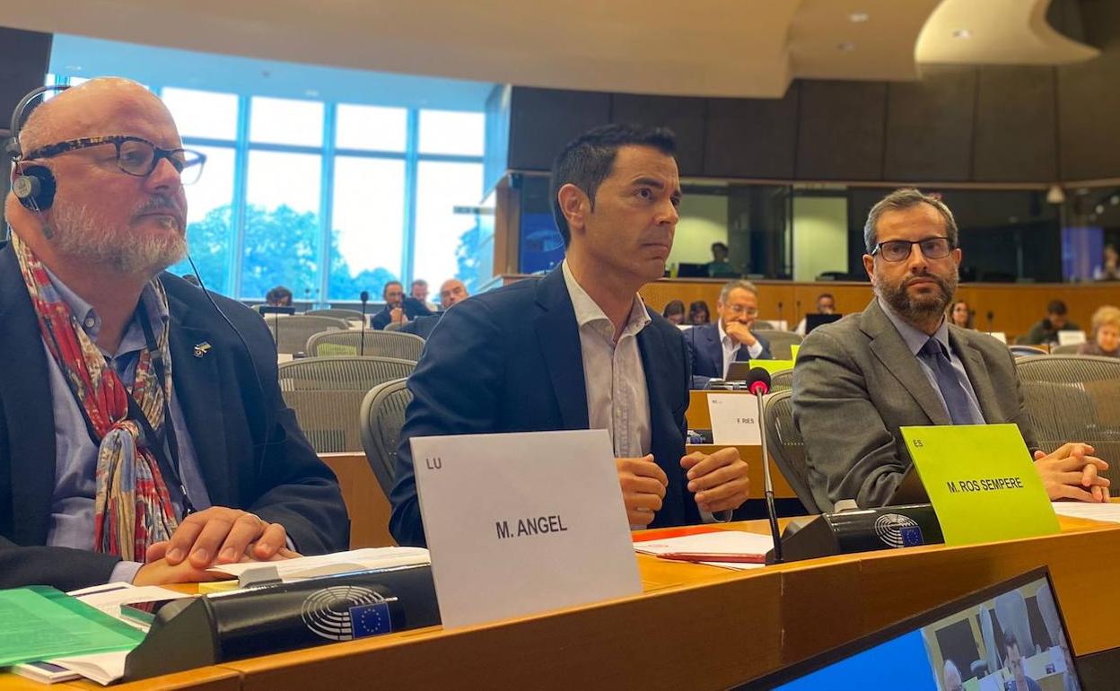 El eurodiputado Marcos Ros (centro), durante su intervención.