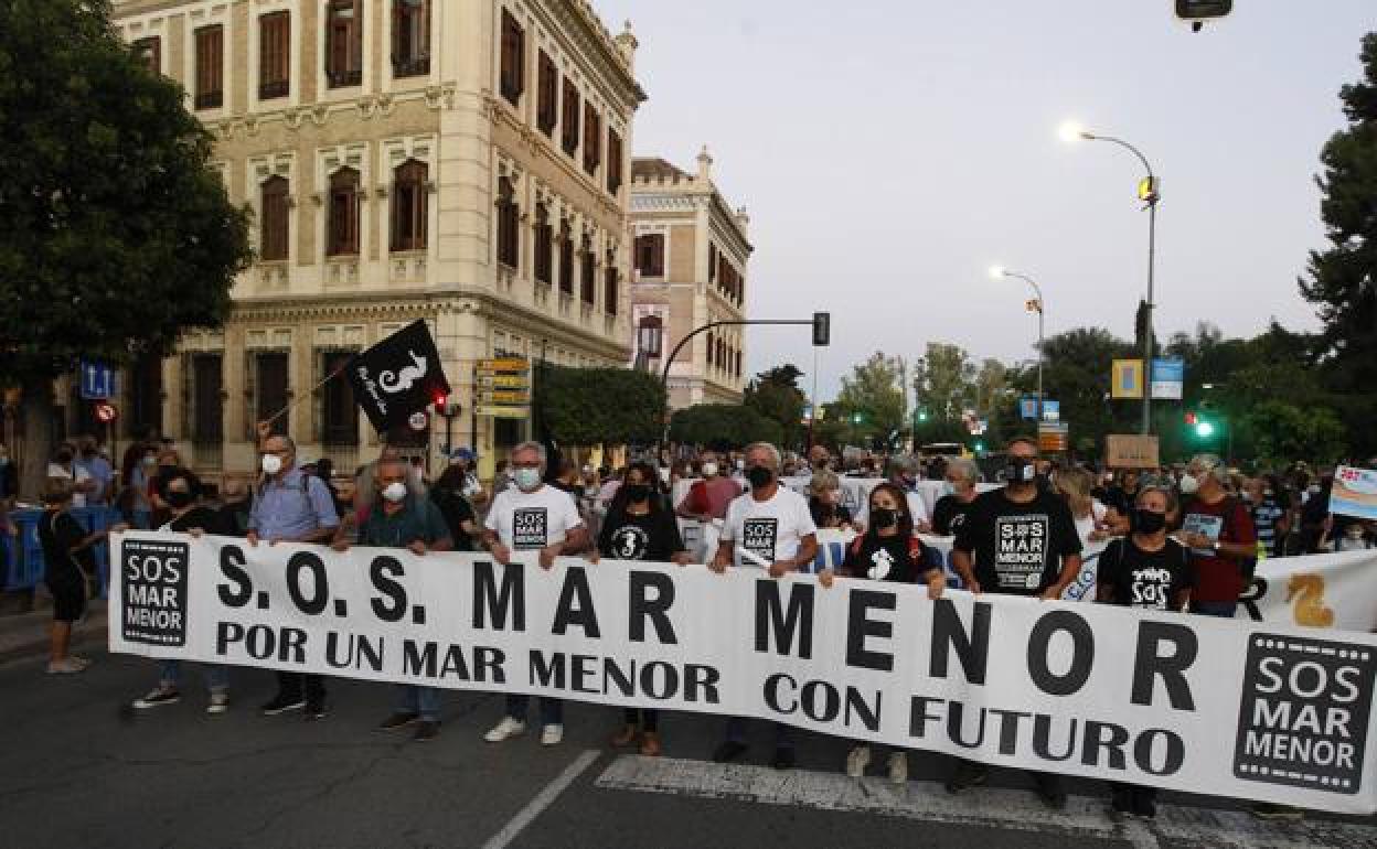 Ciudadanos de Murcia salen a las calles para manifestarse en defensa del Mar Menor, en una imagen de archivo.