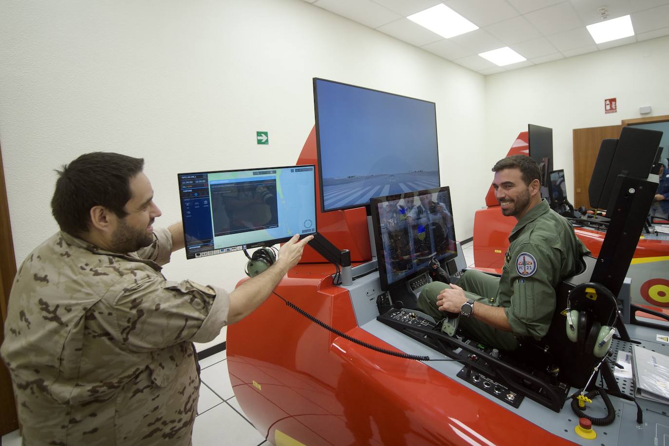 Fotos: Los futuros pilotos de la AGA estrenan un nuevo avión de entrenamiento más moderno y eficiente, en imágenes