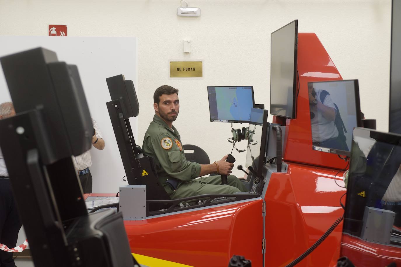 Fotos: Los futuros pilotos de la AGA estrenan un nuevo avión de entrenamiento más moderno y eficiente, en imágenes