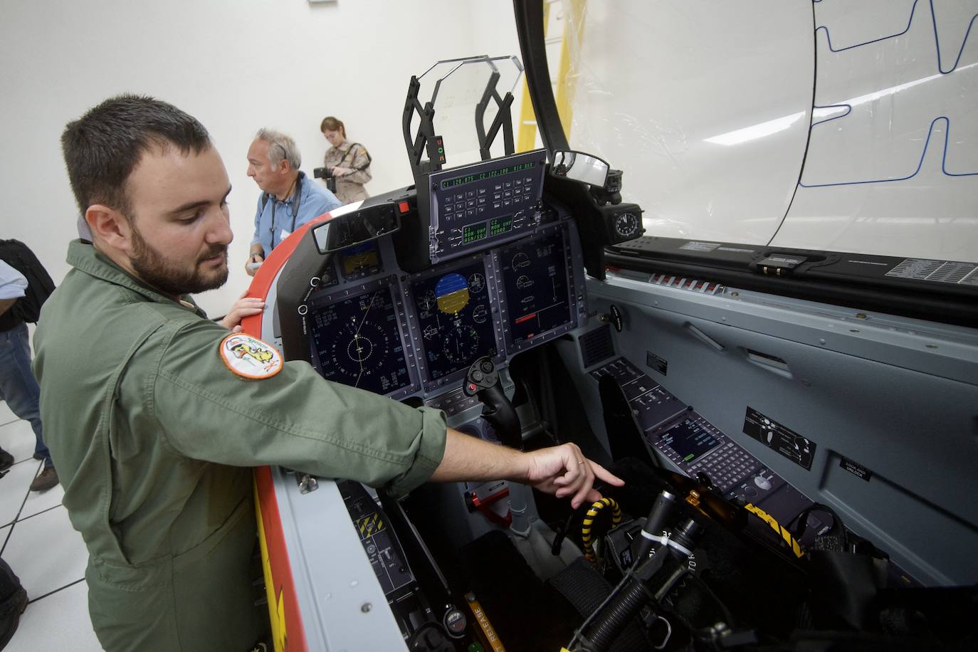 Fotos: Los futuros pilotos de la AGA estrenan un nuevo avión de entrenamiento más moderno y eficiente, en imágenes