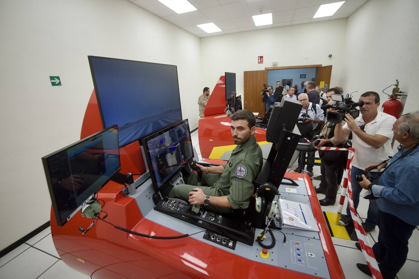 Fotos: Los futuros pilotos de la AGA estrenan un nuevo avión de entrenamiento más moderno y eficiente, en imágenes