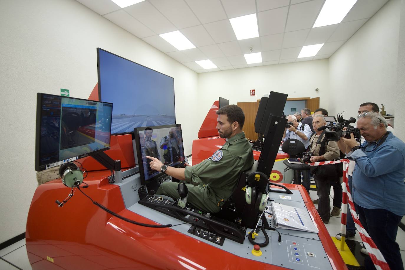 Fotos: Los futuros pilotos de la AGA estrenan un nuevo avión de entrenamiento más moderno y eficiente, en imágenes