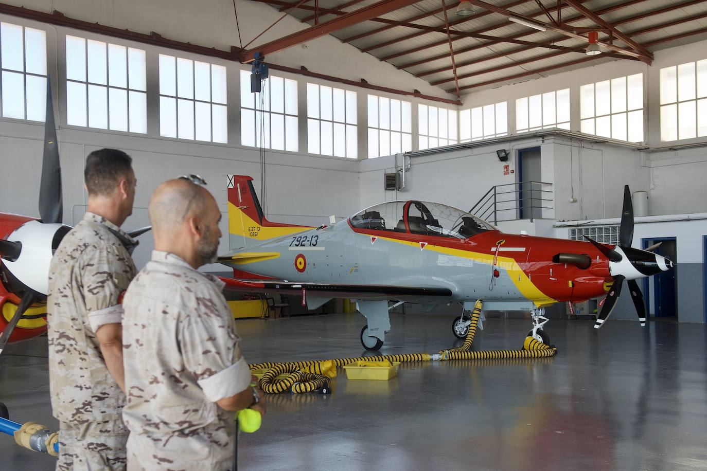 Fotos: Los futuros pilotos de la AGA estrenan un nuevo avión de entrenamiento más moderno y eficiente, en imágenes