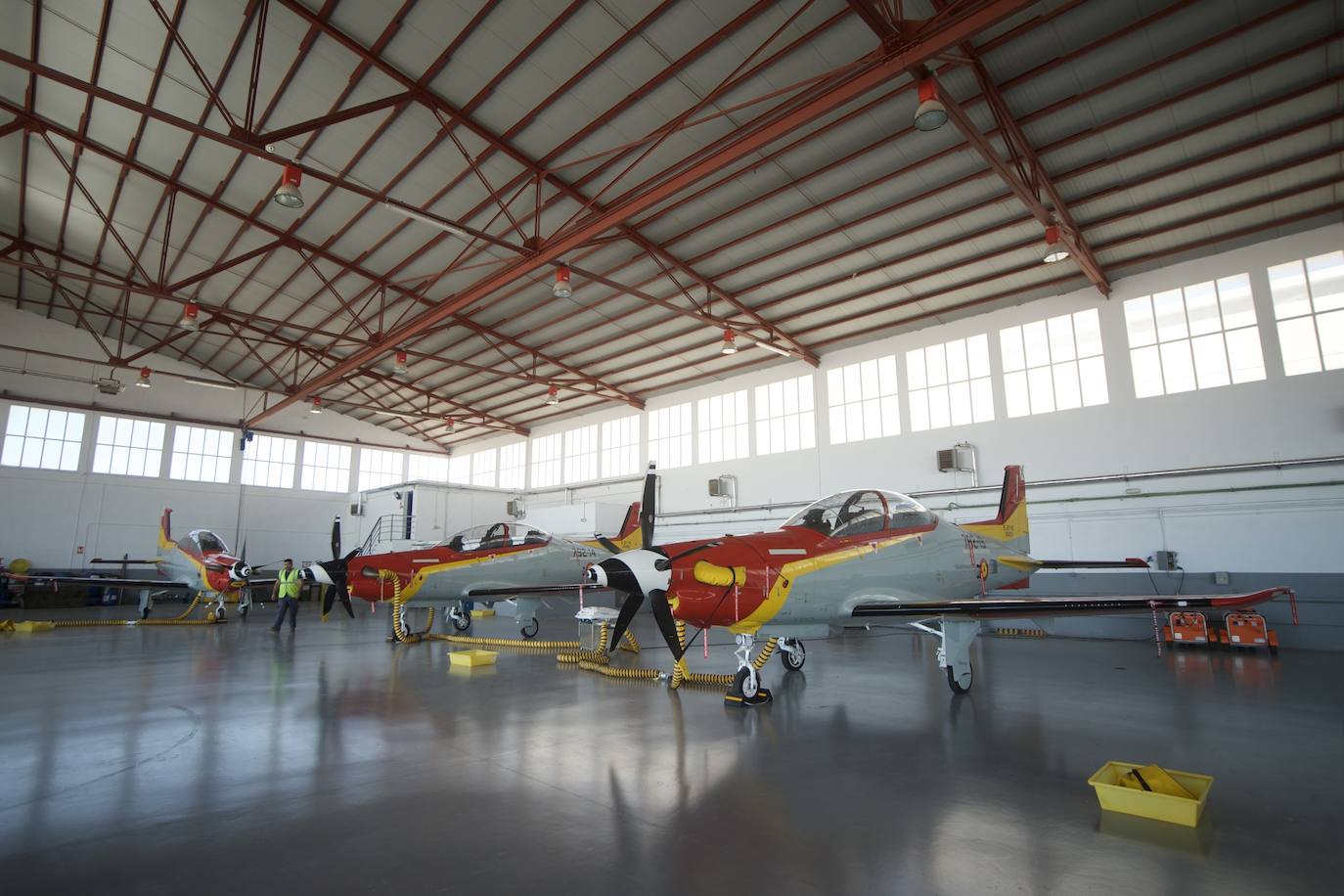 Fotos: Los futuros pilotos de la AGA estrenan un nuevo avión de entrenamiento más moderno y eficiente, en imágenes