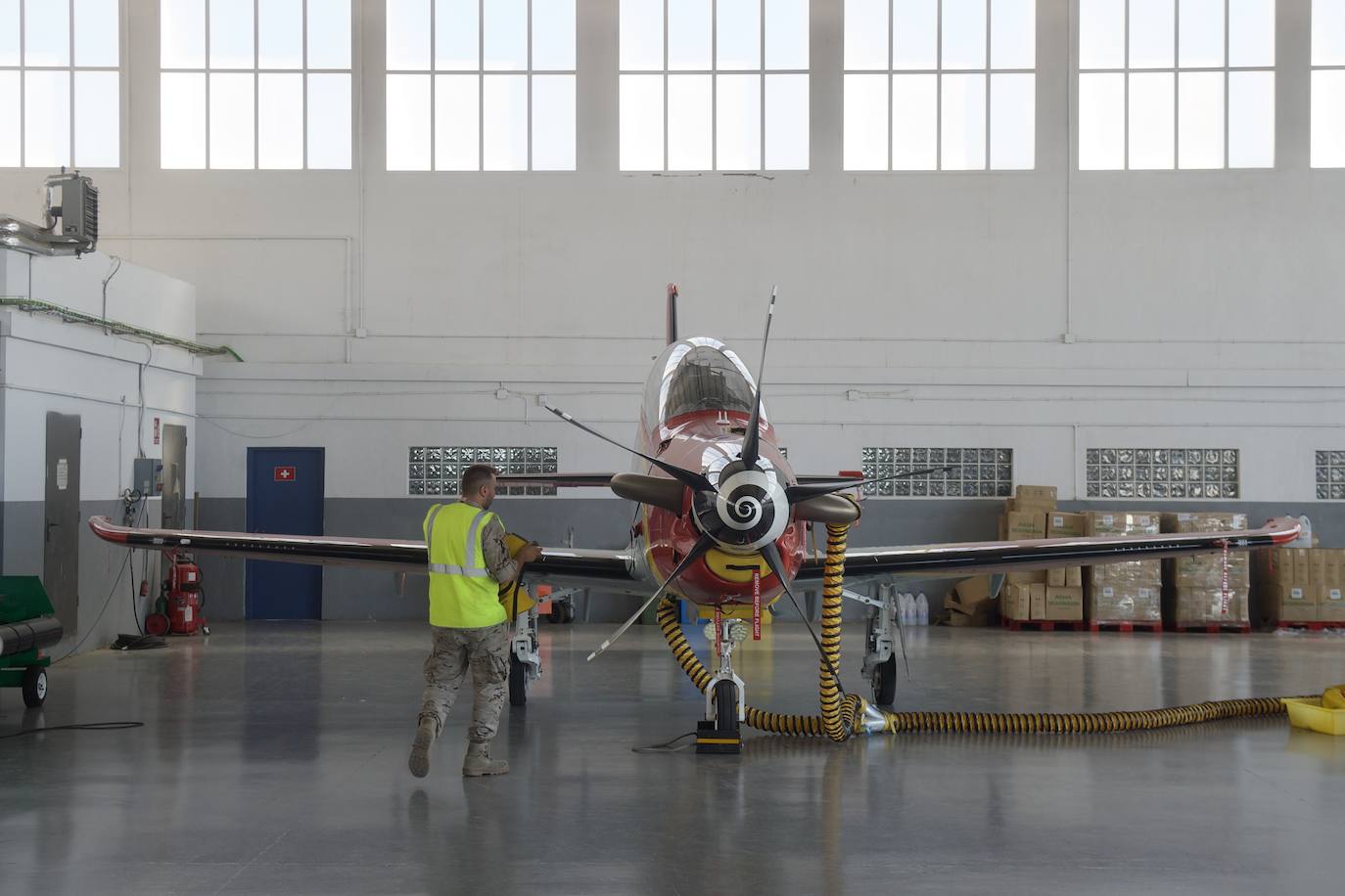 Fotos: Los futuros pilotos de la AGA estrenan un nuevo avión de entrenamiento más moderno y eficiente, en imágenes