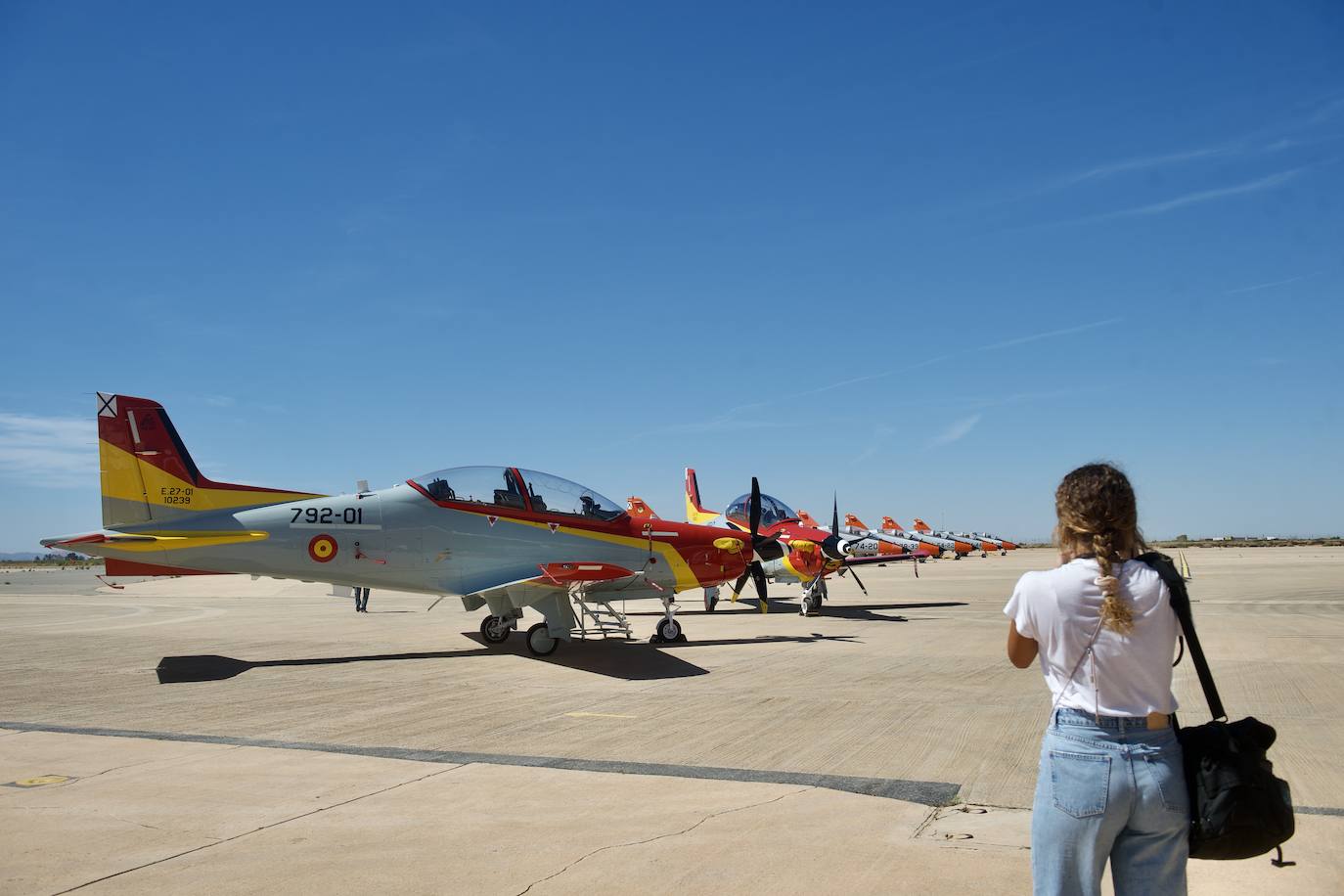 Fotos: Los futuros pilotos de la AGA estrenan un nuevo avión de entrenamiento más moderno y eficiente, en imágenes