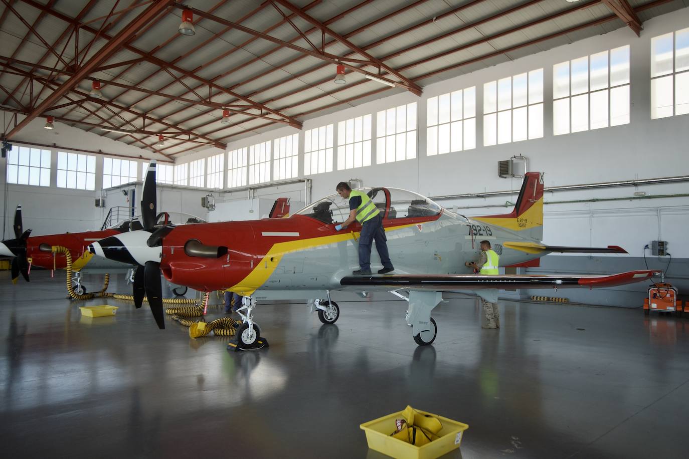 Fotos: Los futuros pilotos de la AGA estrenan un nuevo avión de entrenamiento más moderno y eficiente, en imágenes