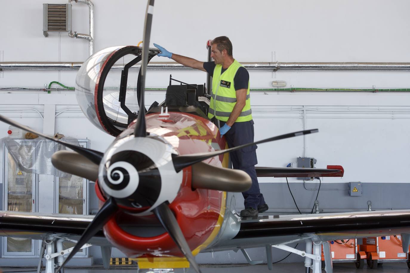 Fotos: Los futuros pilotos de la AGA estrenan un nuevo avión de entrenamiento más moderno y eficiente, en imágenes