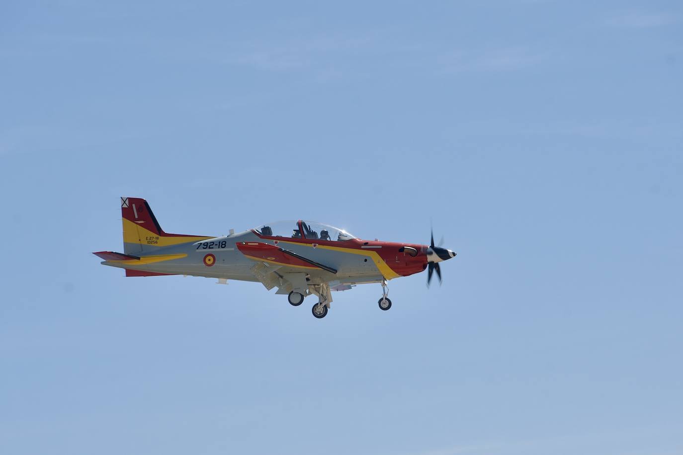 Fotos: Los futuros pilotos de la AGA estrenan un nuevo avión de entrenamiento más moderno y eficiente, en imágenes