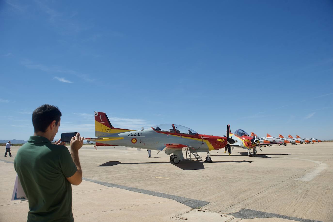 Fotos: Los futuros pilotos de la AGA estrenan un nuevo avión de entrenamiento más moderno y eficiente, en imágenes