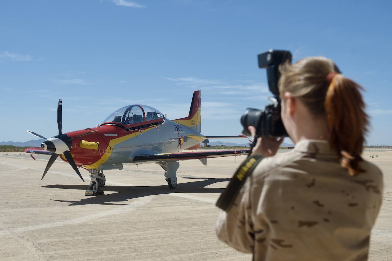 Fotos: Los futuros pilotos de la AGA estrenan un nuevo avión de entrenamiento más moderno y eficiente, en imágenes