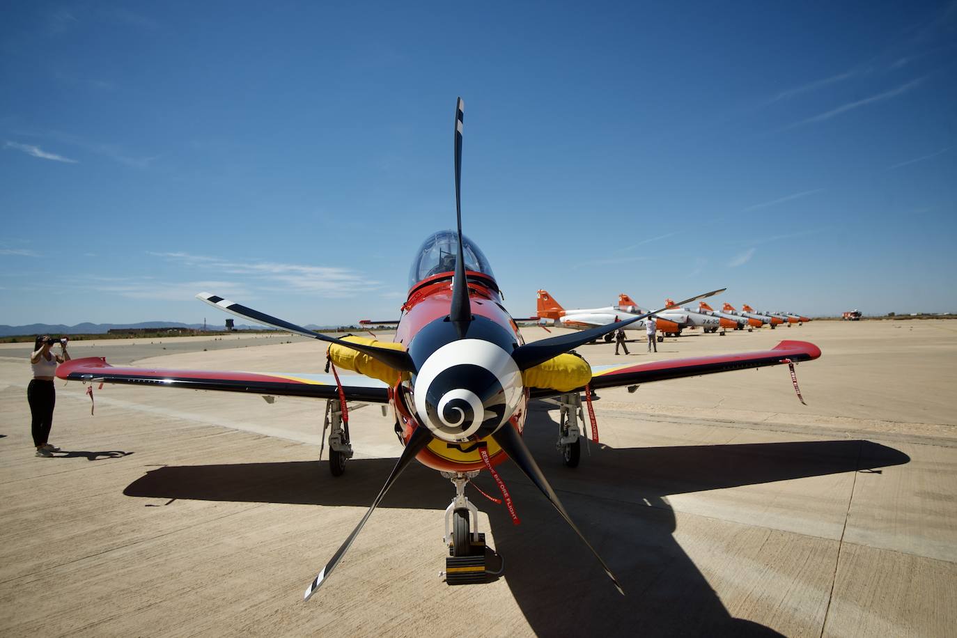 Fotos: Los futuros pilotos de la AGA estrenan un nuevo avión de entrenamiento más moderno y eficiente, en imágenes