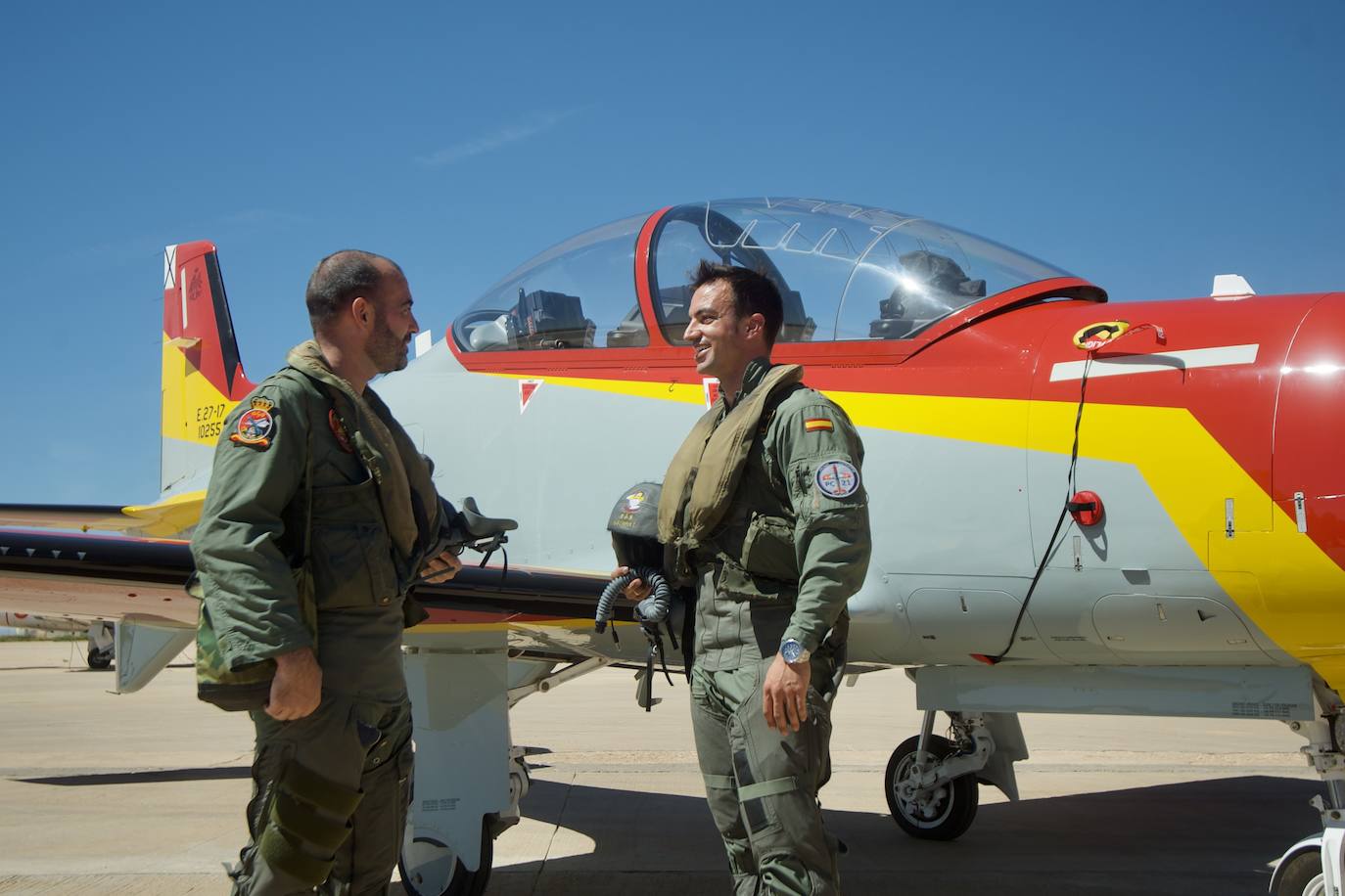 Fotos: Los futuros pilotos de la AGA estrenan un nuevo avión de entrenamiento más moderno y eficiente, en imágenes