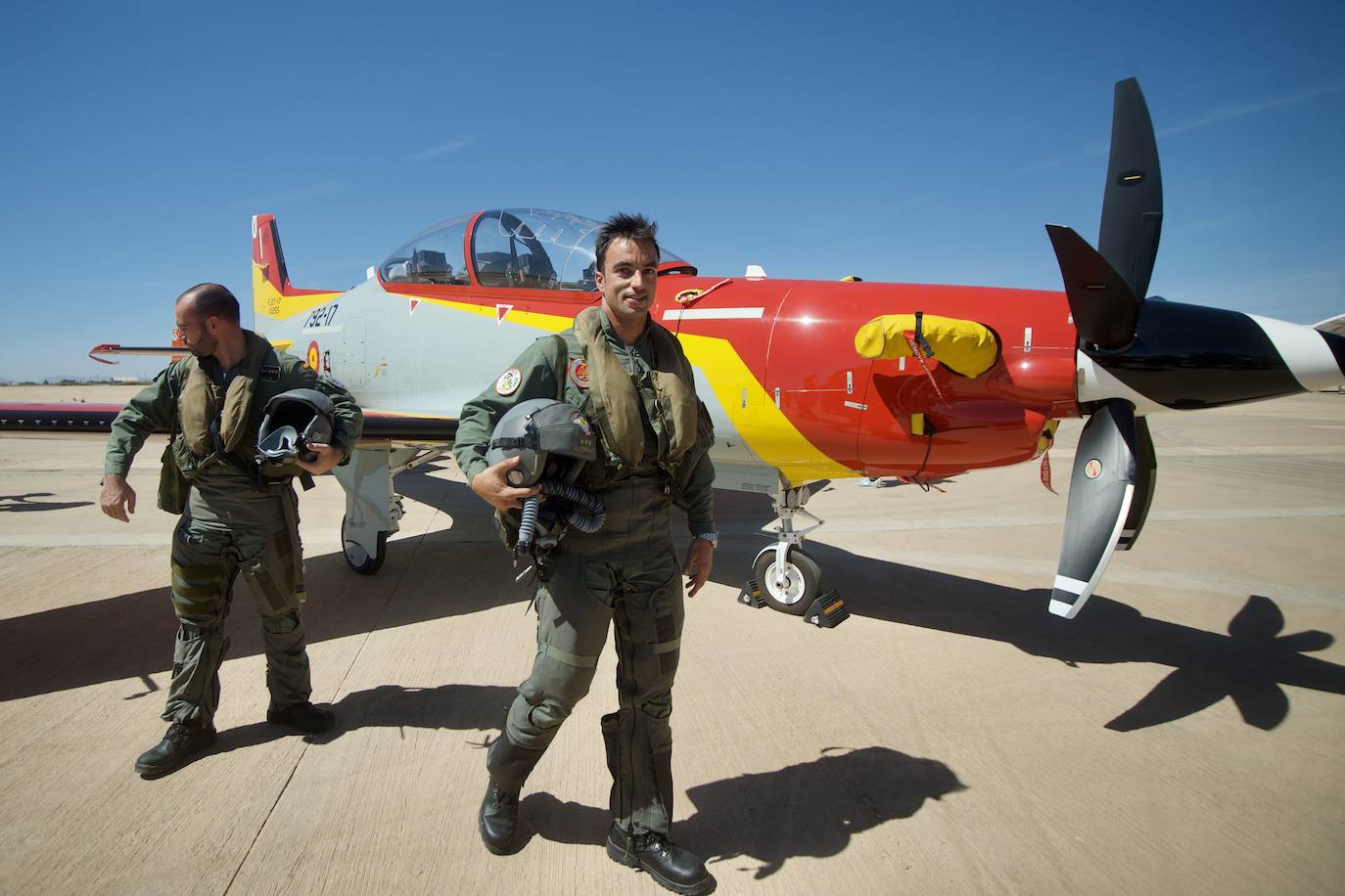 Fotos: Los futuros pilotos de la AGA estrenan un nuevo avión de entrenamiento más moderno y eficiente, en imágenes