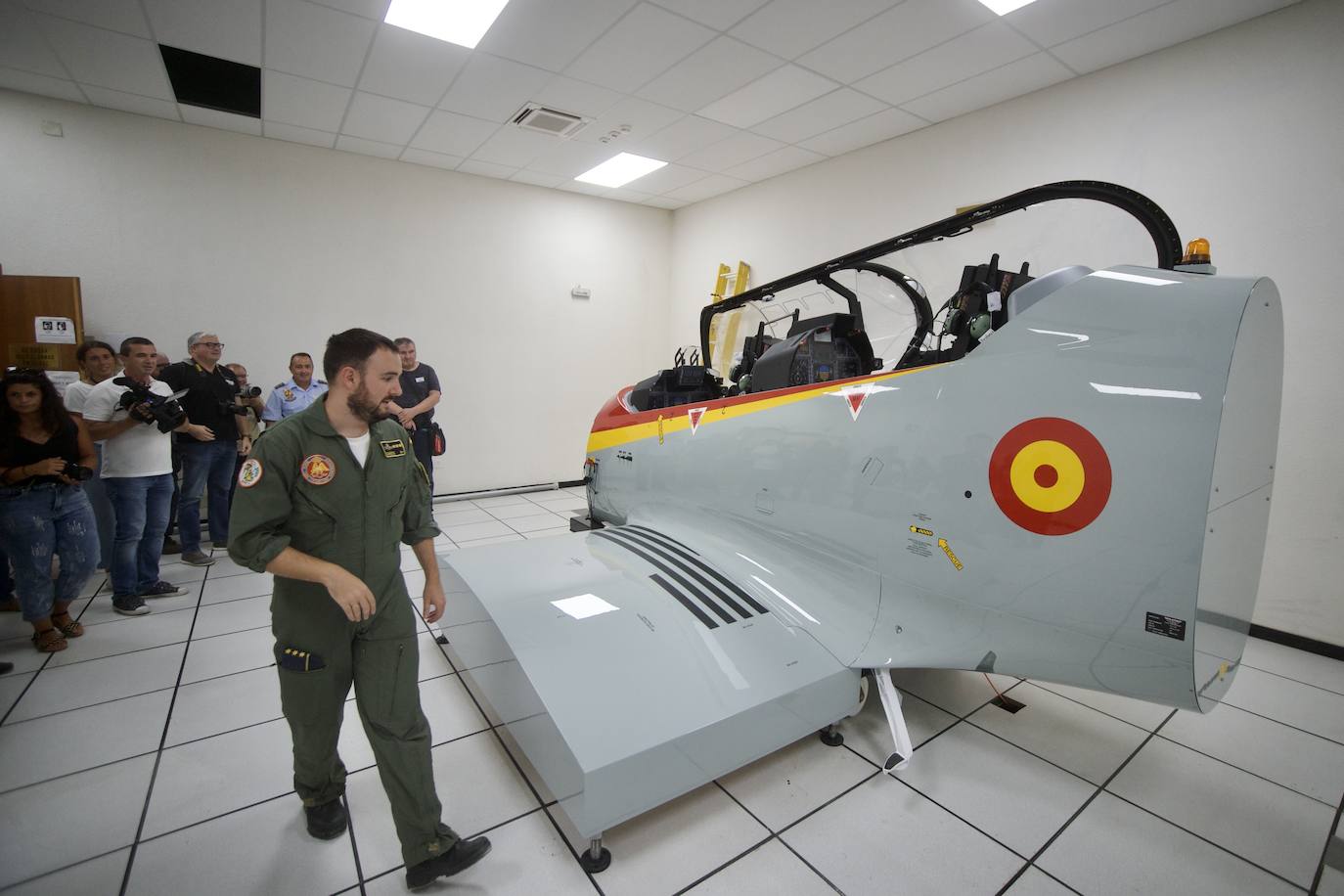 Fotos: Los futuros pilotos de la AGA estrenan un nuevo avión de entrenamiento más moderno y eficiente, en imágenes