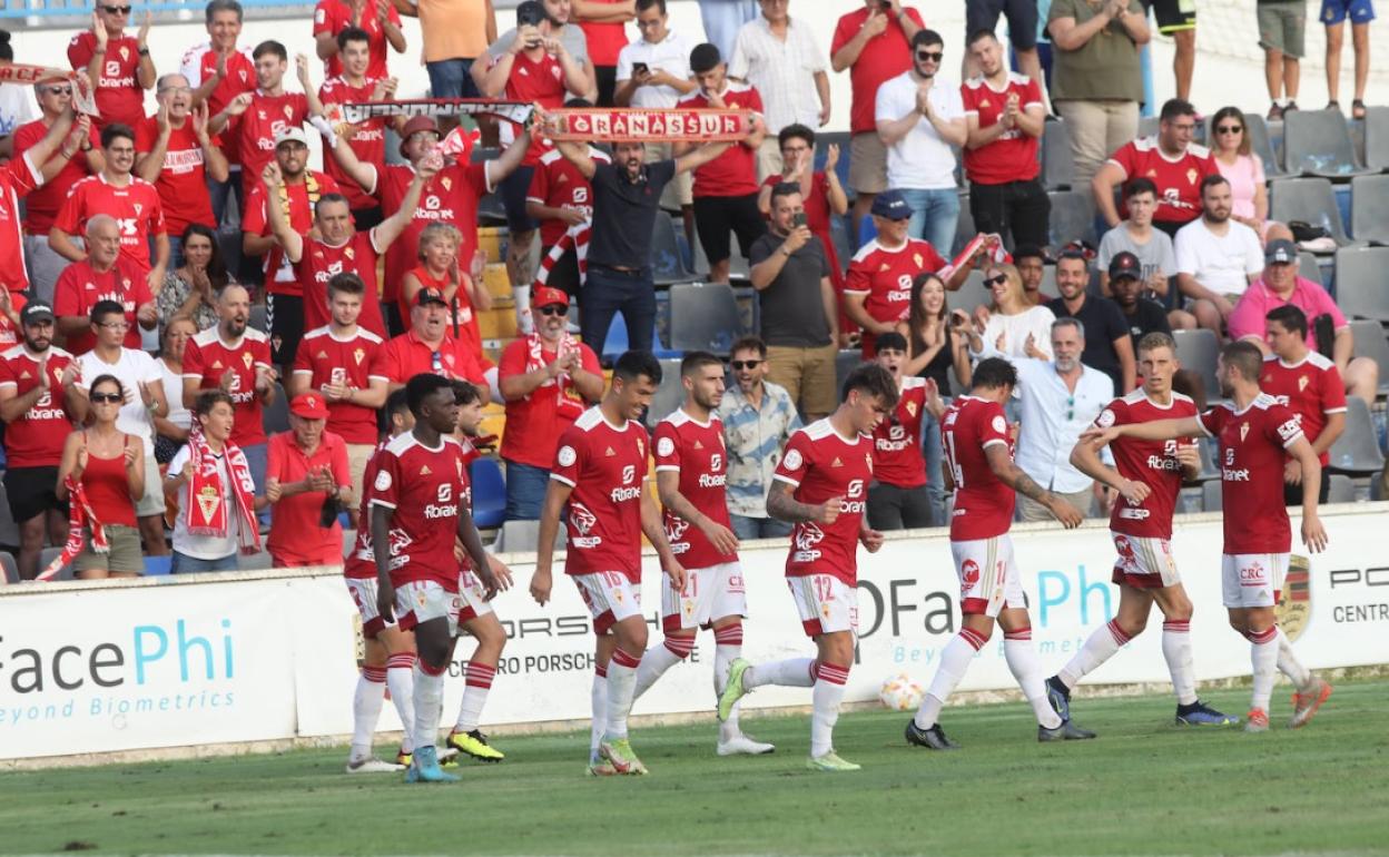 Los jugadores del Real Murcia celebrando un gol en el duelo ante el Intercity. 