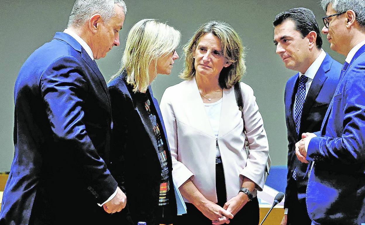 La ministra para la Transición Ecológica, Teresa Ribera, conversa con sus homólogos en el consejo informal de Energía celebrado ayer en Bruselas. reuters