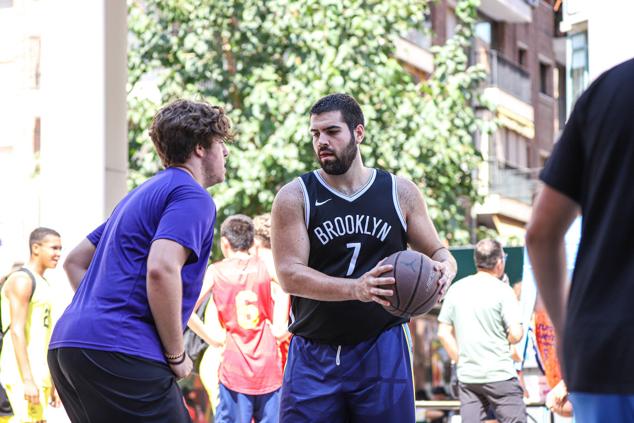 Tres participantes disputan un partido en el XI Encuentro de Baloncesto Solidario 3x3 de Astrapace.