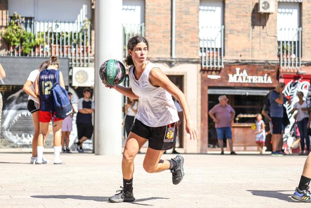 Tres participantes disputan un partido en el XI Encuentro de Baloncesto Solidario 3x3 de Astrapace.