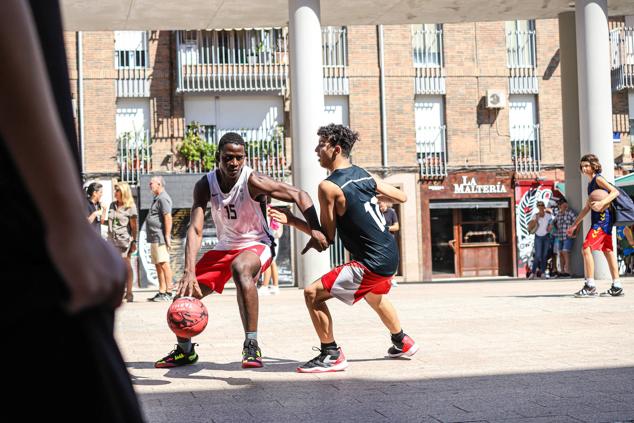 Tres participantes disputan un partido en el XI Encuentro de Baloncesto Solidario 3x3 de Astrapace.