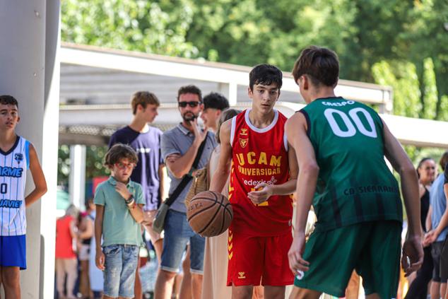 Tres participantes disputan un partido en el XI Encuentro de Baloncesto Solidario 3x3 de Astrapace.