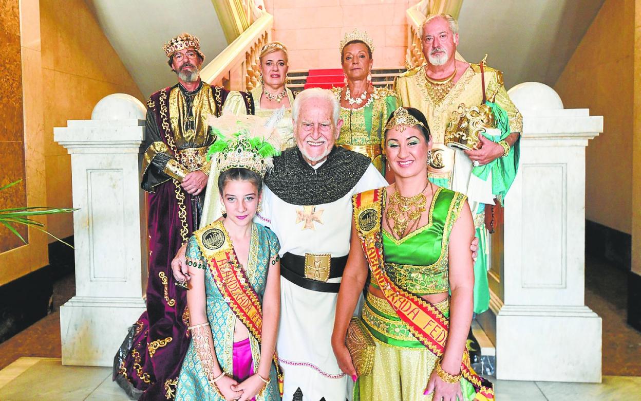 Los cargos festeros de Moros y Cristianos, ayer, durante su presentación en el Ayuntamiento. 