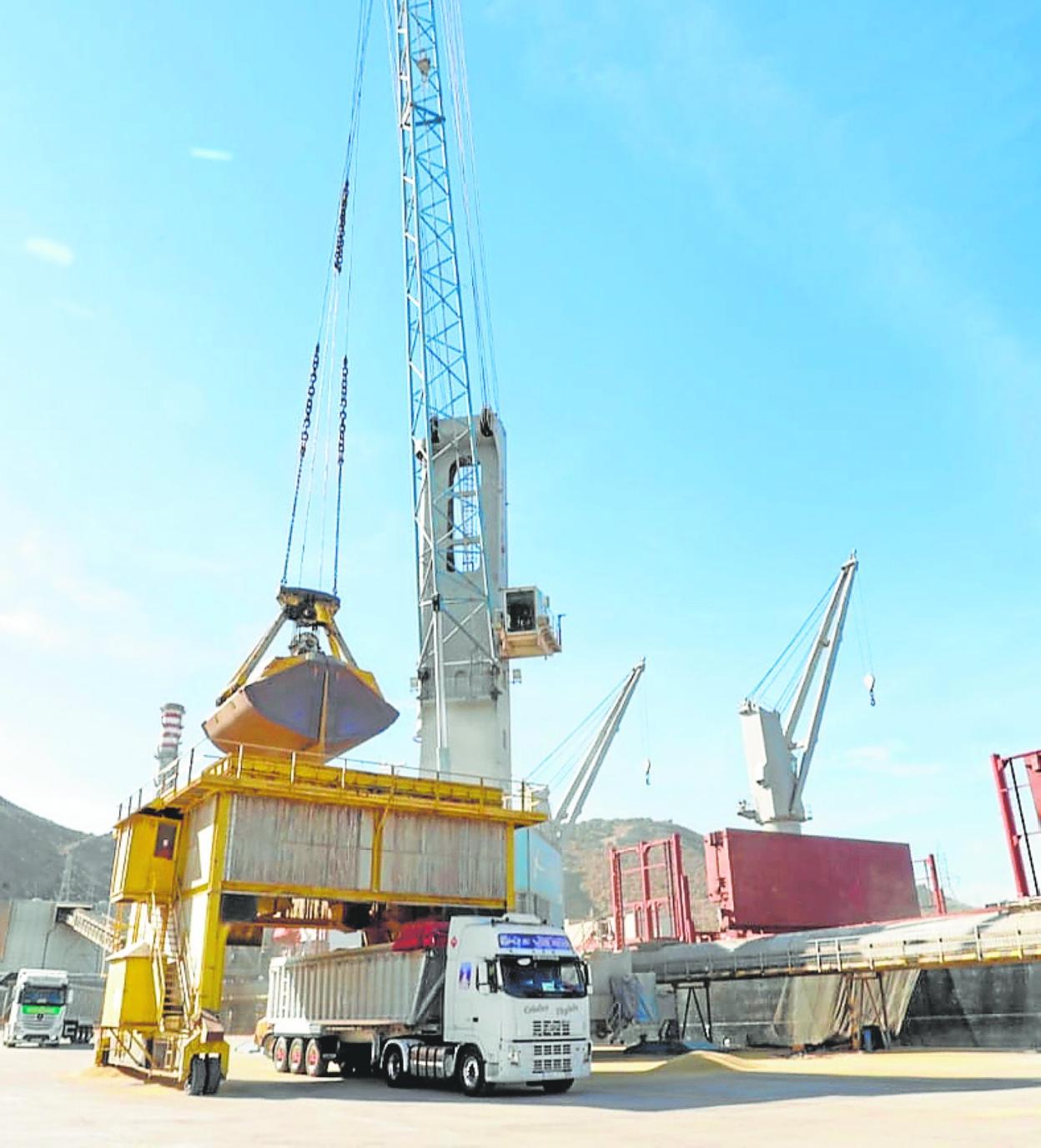 Tareas de descarga del grano en la dársena de Escombreras. 
