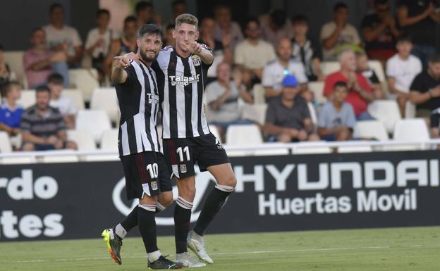 Borja Valle y Arribas celebran el segundo gol.