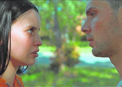 Imagen secundaria 1 - Imagen de una escena de Milena Smit en la película 'Libélulas' (arriba). La actriz da vida a Cata, una chica crecida en la periferia. En la imagen de la izquierda, con Pol Hermoso. Cartel de la película, a la derecha.