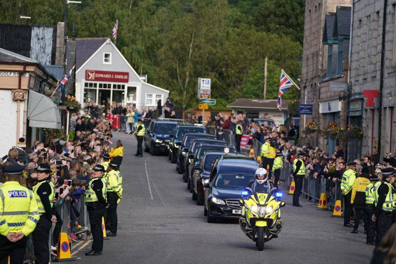 Fotos: Los restos mortales de Isabel II se trasladan de Balmoral a Edimburgo