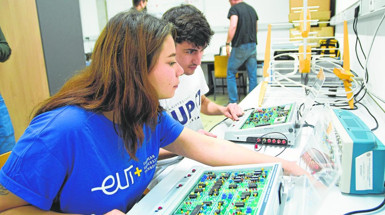 Estudiantes en un laboratorio de la Escuela de Telecomunicación. 