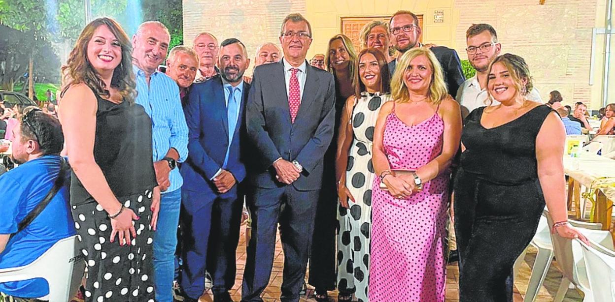 José Ballesta, en el centro, tras la lectura del pregón de Nonduermas. 