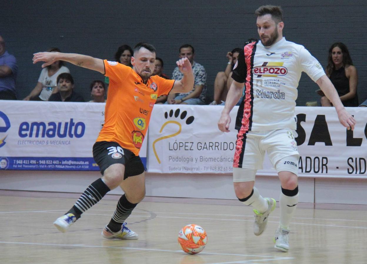 Gadeia y Bruno Petry pelean por un balón, en Tudela. 