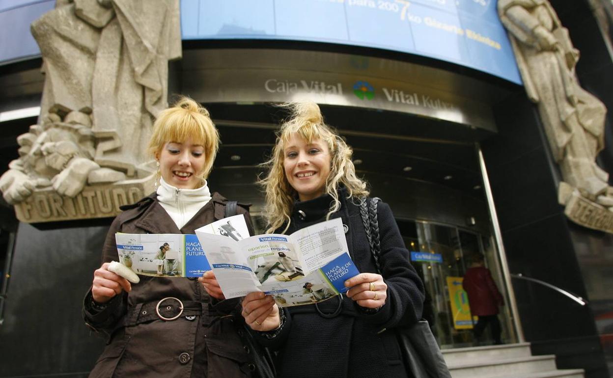 Dos jóvenes consultan folletos sobre un fondo de pensiones, en una imagen de archivo. 
