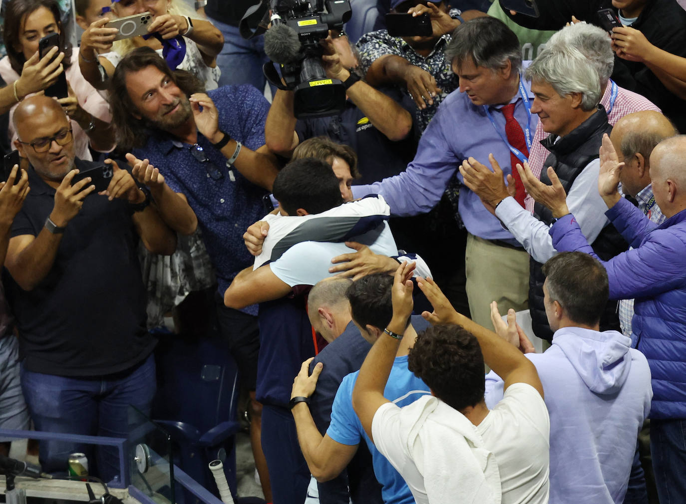 Juan Carlos Ferrero y Carlos Alcaraz se funden en un abrazo tras la final del US Open.