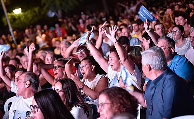 Galería. Vecinos de El Palmar disfrutan en una pantala gigante de la victoria de Carlos Alcaraz.
