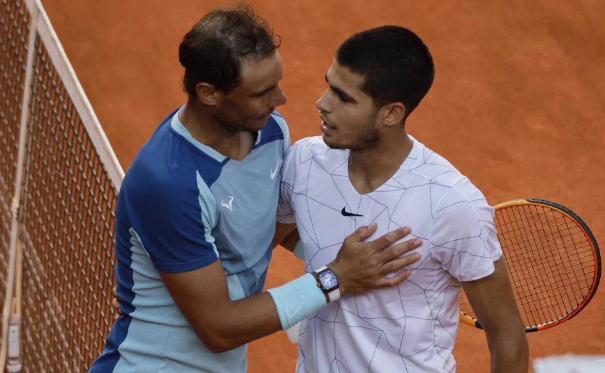 Rafa Nadal felicita a Carlos Alcaraz tras la victoria en el Madrid Open.
