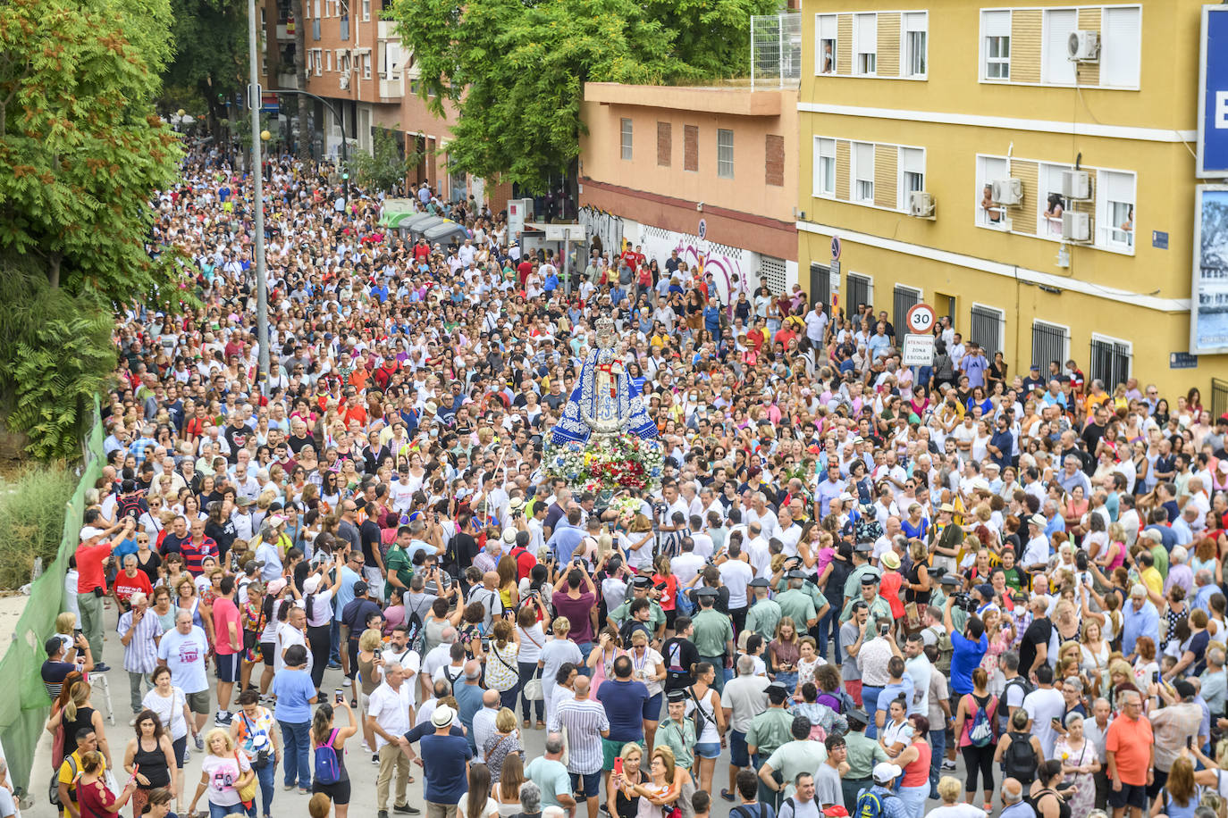 Miles de romeros acompañan a la Virgen de la Fuensanta de vuelta a su Santuario. 