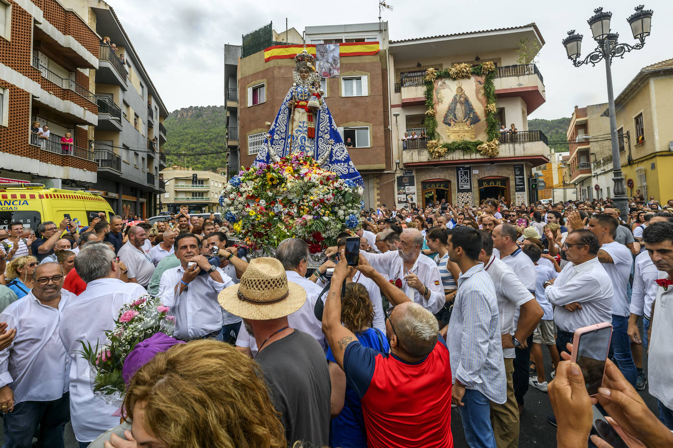 Miles de romeros acompañan a la Virgen de la Fuensanta de vuelta a su Santuario. 