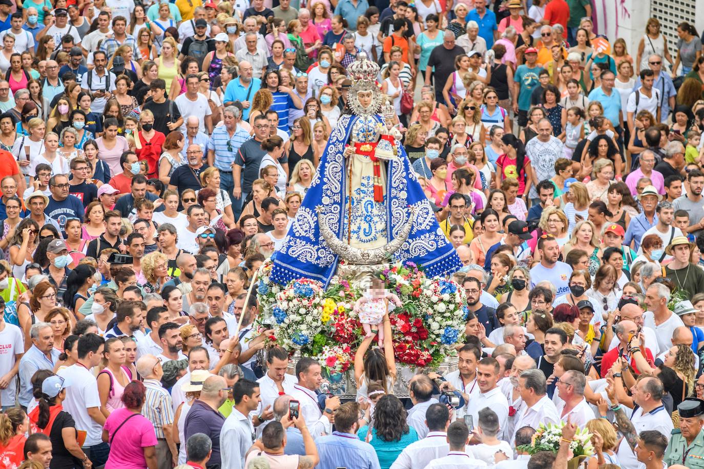 Miles de romeros acompañan a la Virgen de la Fuensanta de vuelta a su Santuario. 