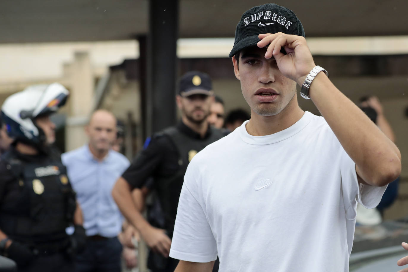 Decenas de medios esperan a Alcaraz a su salida del aeropuerto de Manises tras convertirse en número uno del mundo. 